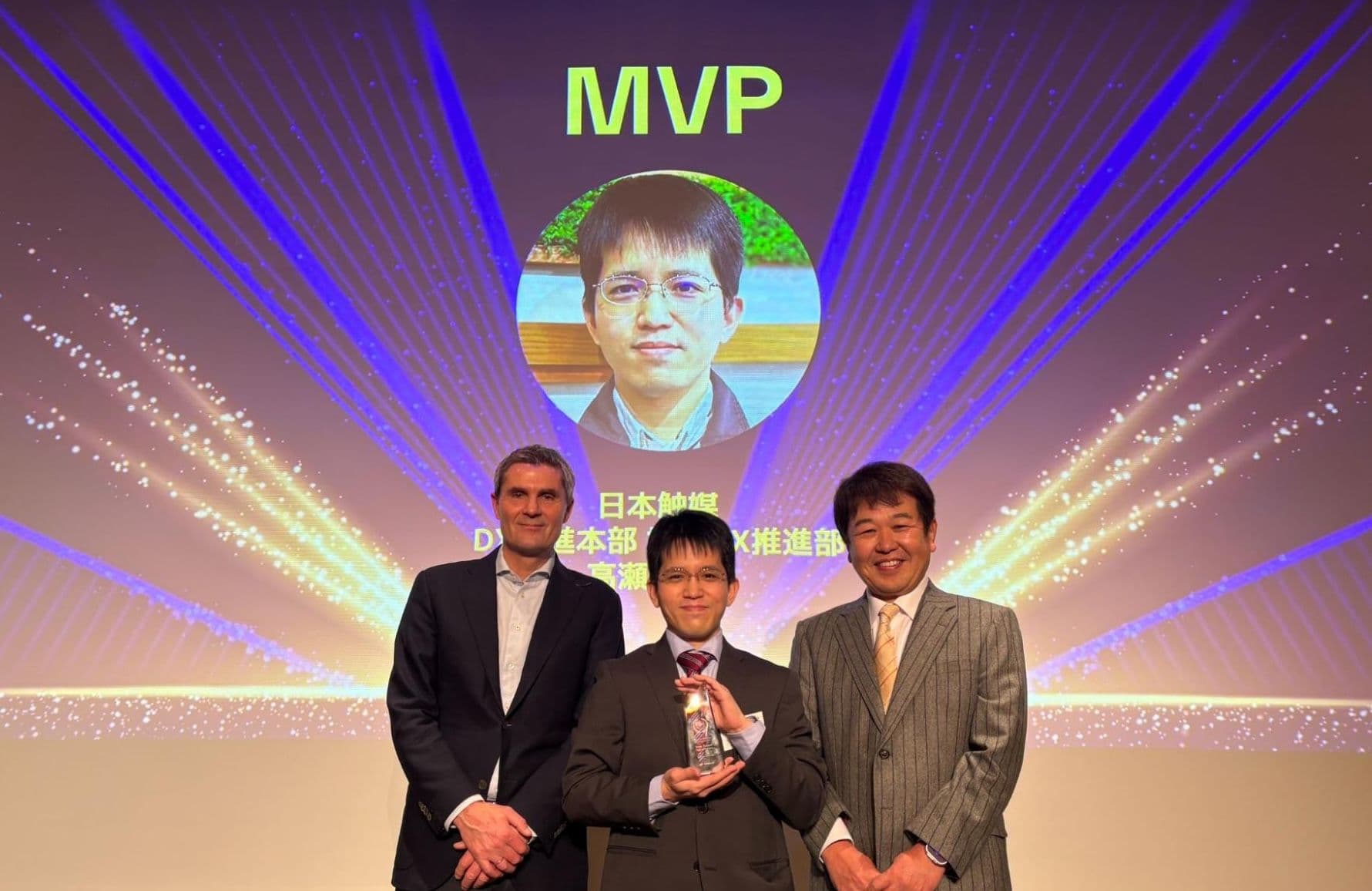 Cognite MVPを受賞した日本触媒　高瀬 駿さん（中央）